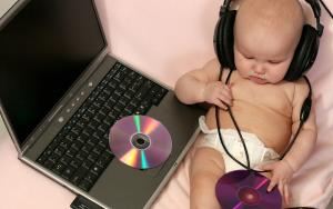 cute-baby-with-laptop-and-listen-music_1920x1200_78796.jpg