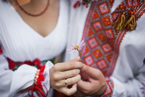 ukraine-wedding-dress-marriage-bride-the-groom.jpg