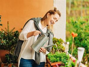 Shutterstock_1439019884_watering flowers_paliet puķes.jpg