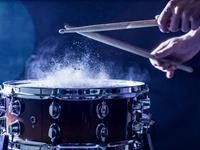 Shutterstock_613520144_playing drums_spēlē bungas.jpg