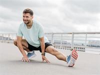 Shutterstock_2527704811_man stretching_vīrietis iesildās.jpg