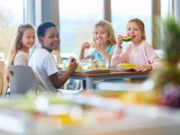 Shutterstock_1501269599_kids having lunch_bērni pusdieno.jpg