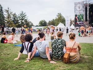 Shutterstock_1704410482_outdoor concert_brīvdabas koncerts.jpg