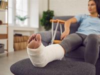 Shutterstock_1884085957_broken leg_lauzta kāja.jpg