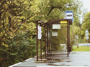 Shutterstock_734975830_bus stop_autobusa pietura.jpg