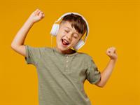 Shutterstock_2135271959_boy in headphones_zēns austiņās.jpg