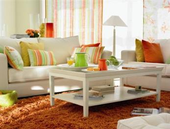small-living-room-set-white-sofa-coffee-table-orange-high-pile-carpet-dekokissen.jpg