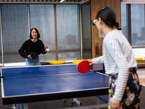 Shutterstock_1163556919_playing table tennis_spēlē galda tenisu.jpg