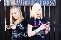 800px-Blonde_girls_texting.jpg