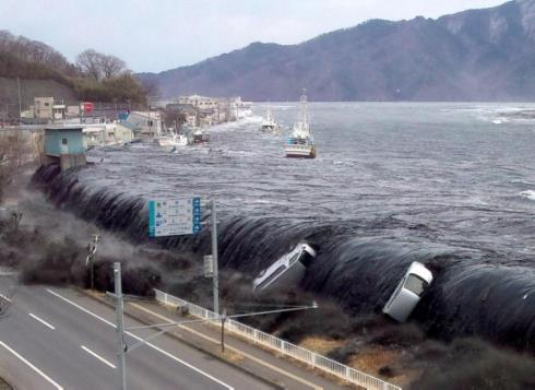 waves-overflow-land-2011-japan-tsunami.jpg