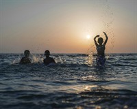 діти у воді.jpg